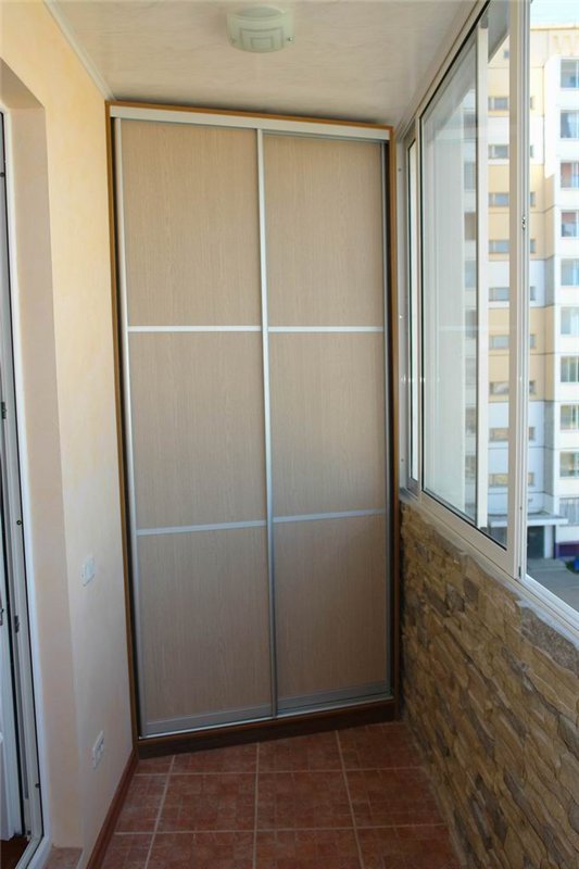 Шкаф-купе на балкон комбинированные двери